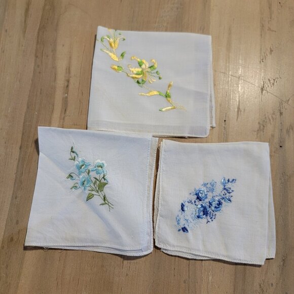 Lot‎ 3 Vintage White Ladies Embroidered Flowers HANDKERCHIEF Floral Hanky Hankie - Picture 1 of 8
